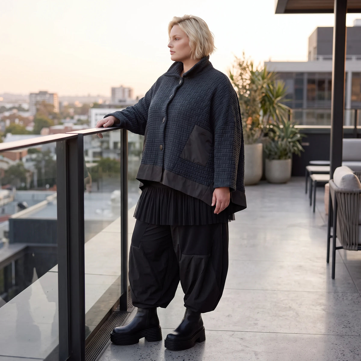 Marineblaue Strickjacke in A-Linie mit Hemdkragen Knopfleiste Taschen und Zipfelsaum