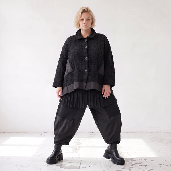 Schwarze Strickjacke in A-Linie aus Baumwolle Acryl mit Knopfleiste und Zipfelsaum