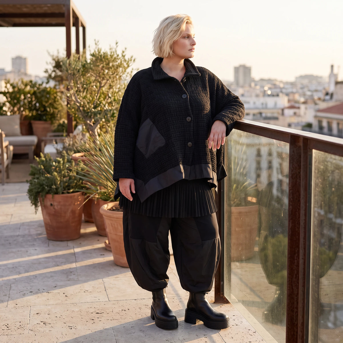 Schwarze Strickjacke in A-Linie aus Baumwolle Acryl mit Knopfleiste und Zipfelsaum