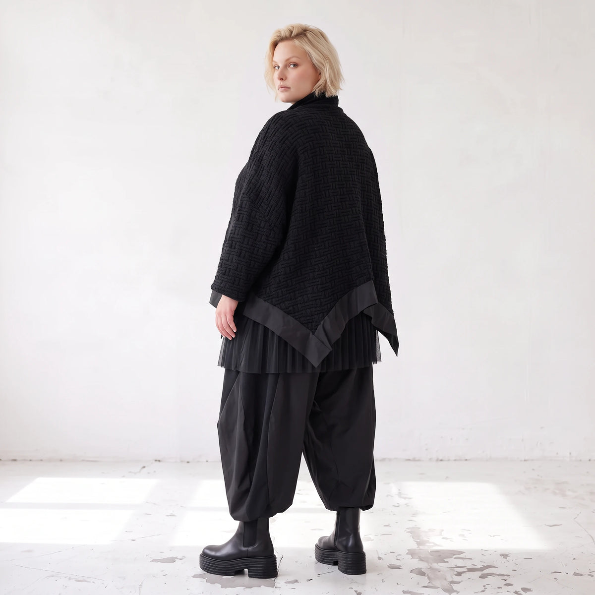 Schwarze Strickjacke in A-Linie aus Baumwolle Acryl mit Knopfleiste und Zipfelsaum