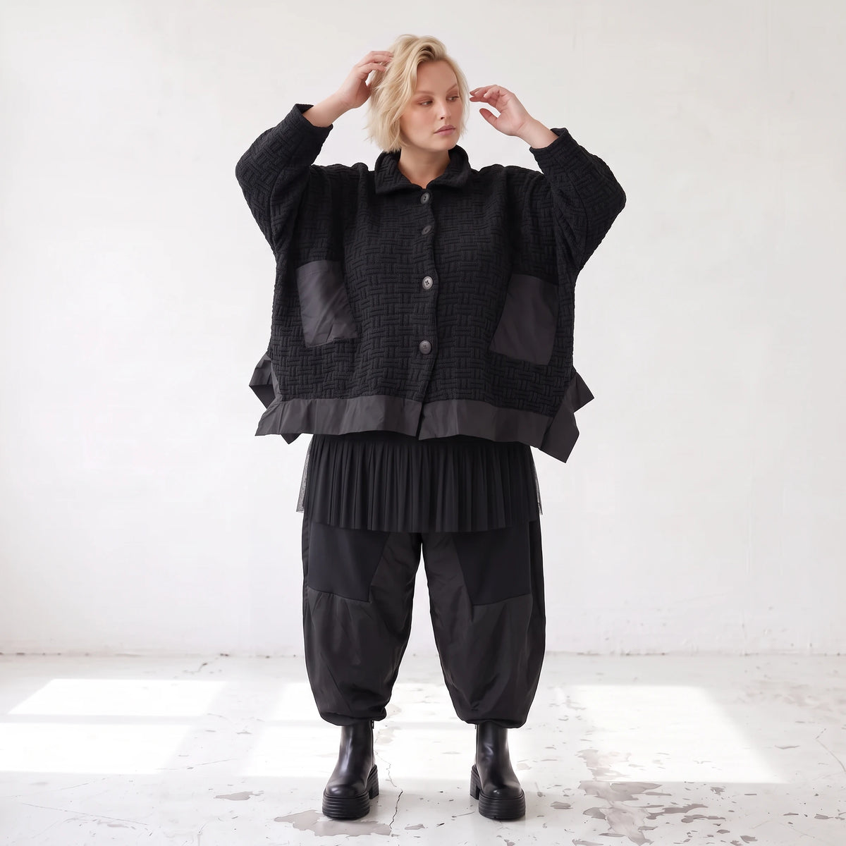 Schwarze Strickjacke in A-Linie aus Baumwolle Acryl mit Knopfleiste und Zipfelsaum