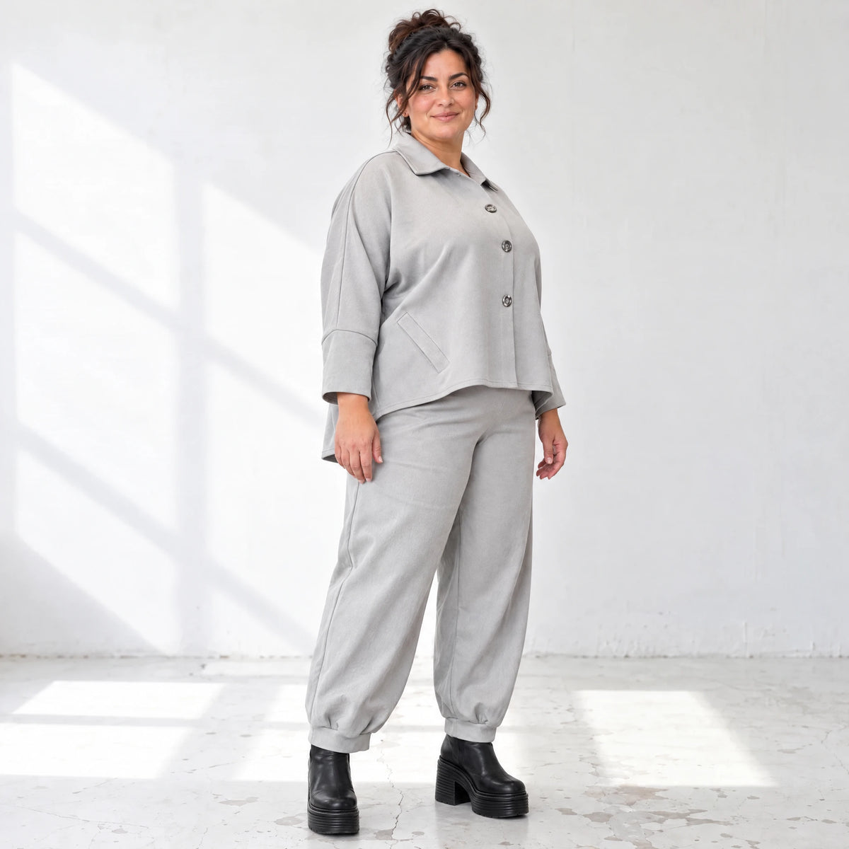 Graue Ballonjeans aus Stretchdenim in lockerer Form für bequemen lässigen Alltagslook