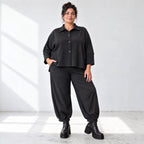 Schwarze Jeansjacke mit Stretch Hemdkragen Knopfleiste Seitentaschen und gerundetem Saum