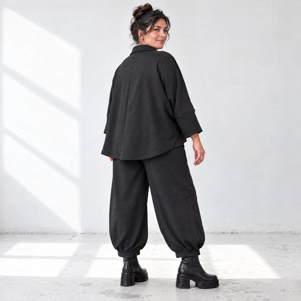 Schwarze Jeansjacke mit Stretch Hemdkragen Knopfleiste Seitentaschen und gerundetem Saum