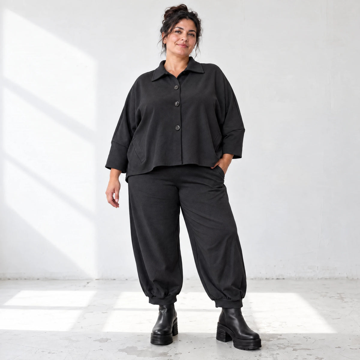 Schwarze Jeansjacke mit Stretch Hemdkragen Knopfleiste Seitentaschen und gerundetem Saum