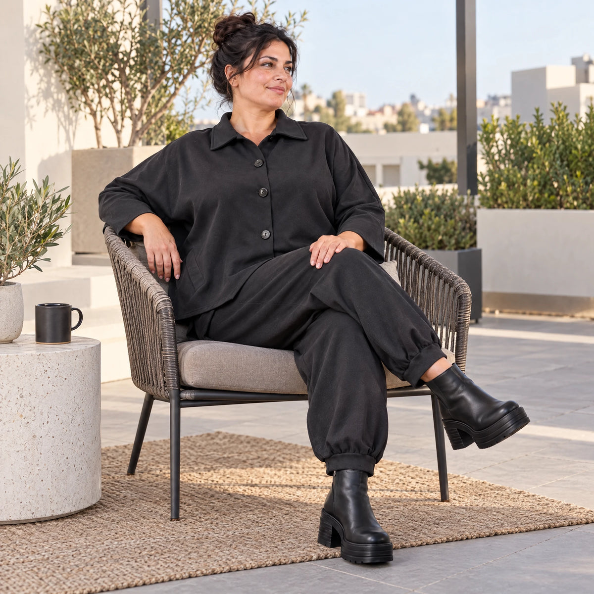 Schwarze Jeansjacke mit Stretch Hemdkragen Knopfleiste Seitentaschen und gerundetem Saum