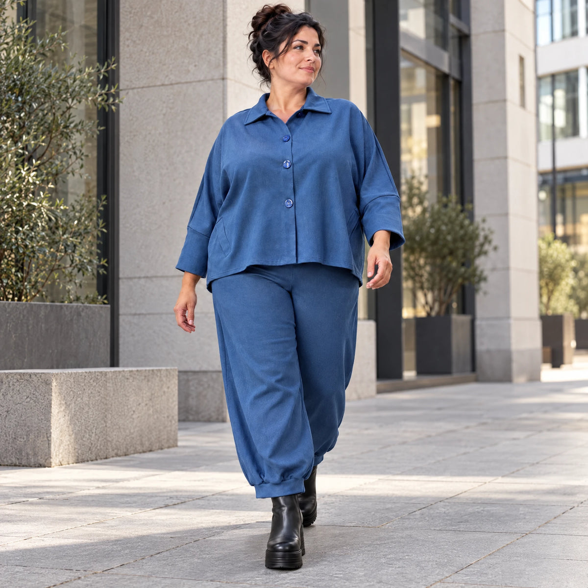 Jeansjacke aus blauem Stretchdenim im femininen Vokuhilaschnitt vorne kurz hinten lang