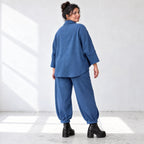 Jeansjacke aus blauem Stretchdenim im femininen Vokuhilaschnitt vorne kurz hinten lang