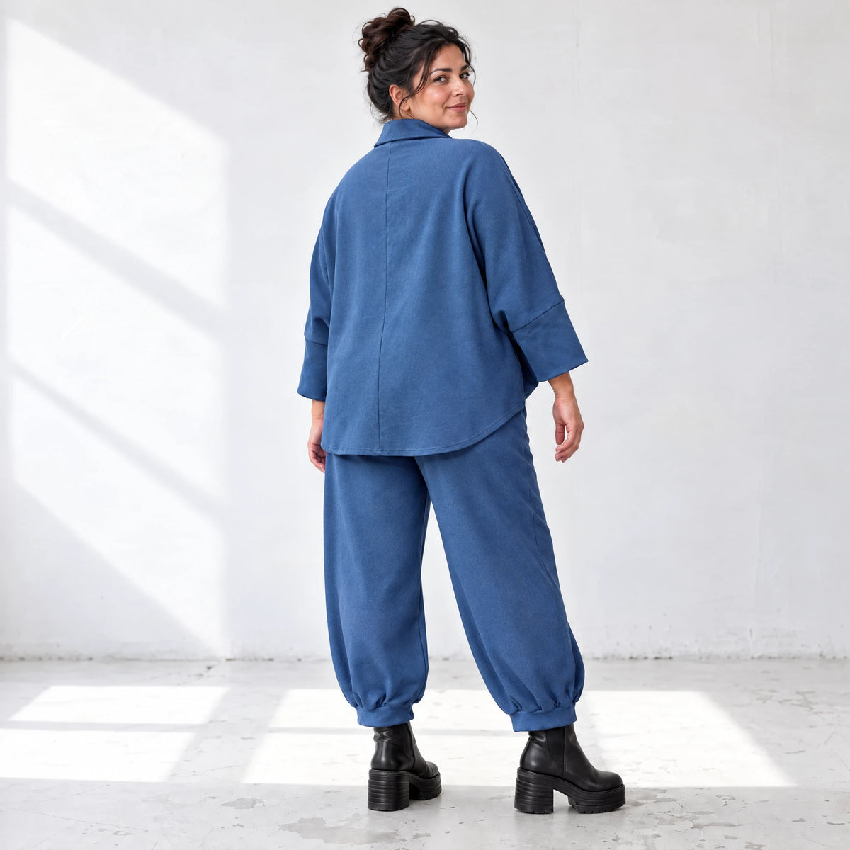 Jeansjacke aus blauem Stretchdenim im femininen Vokuhilaschnitt vorne kurz hinten lang