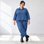 Jeansjacke aus blauem Stretchdenim im femininen Vokuhilaschnitt vorne kurz hinten lang