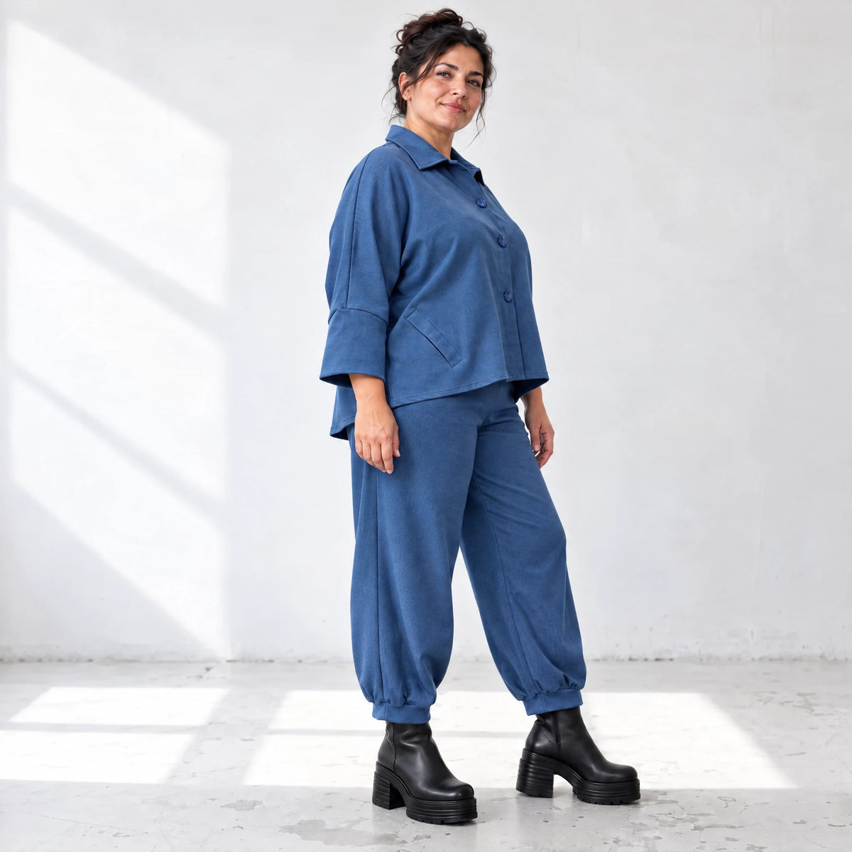 Jeansjacke aus blauem Stretchdenim im femininen Vokuhilaschnitt vorne kurz hinten lang