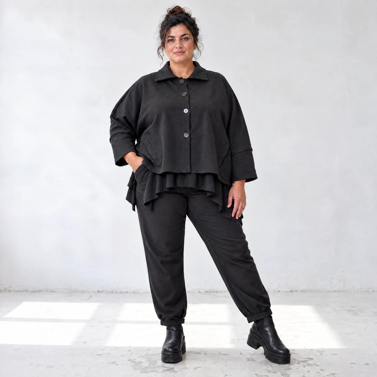 Schwarze Karottenhose aus Stretchdenim mit Elastikbund und Seitentaschen weich bequem
