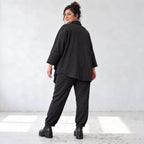 Schwarze Karottenhose aus Stretchdenim mit Elastikbund und Seitentaschen weich bequem