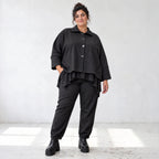 Schwarze Karottenhose aus Stretchdenim mit Elastikbund und Seitentaschen weich bequem