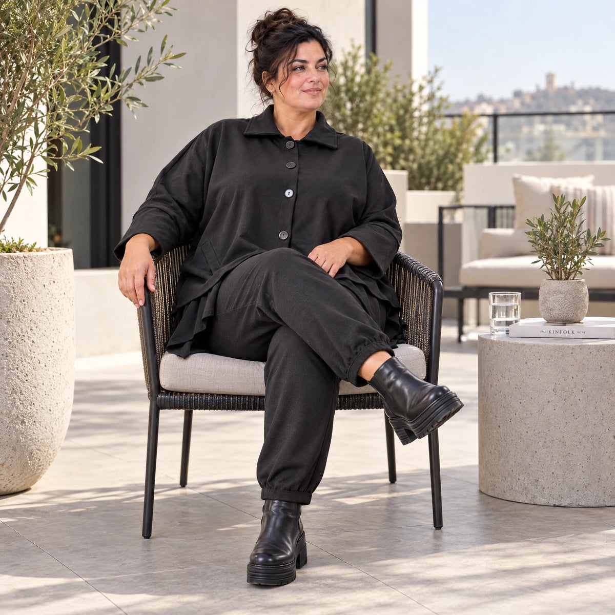 Schwarze Karottenhose aus Stretchdenim mit Elastikbund und Seitentaschen weich bequem