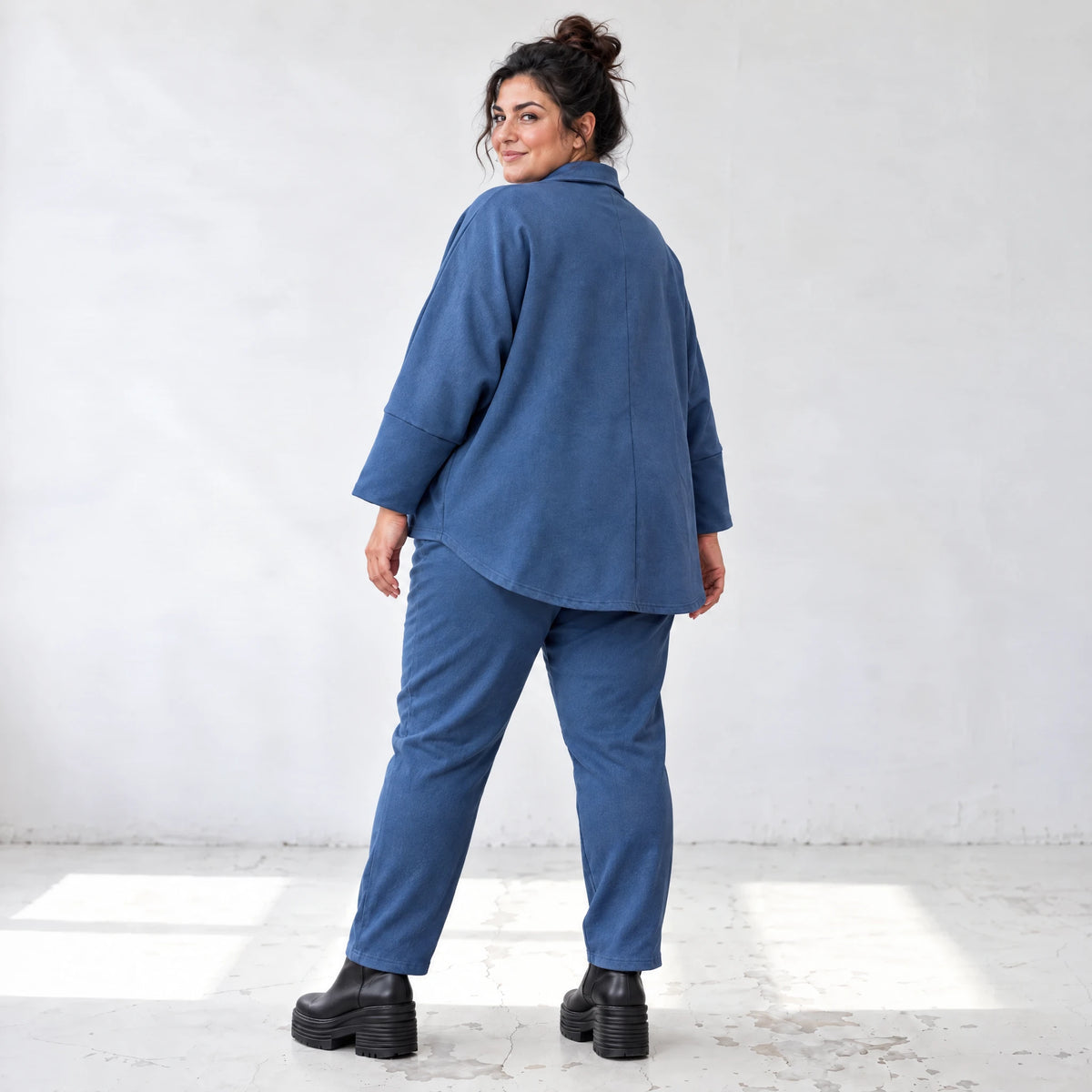 Karottenhose aus jeansblauem Stretchdenim mit Dehnbund in weicher Baumwollqualität