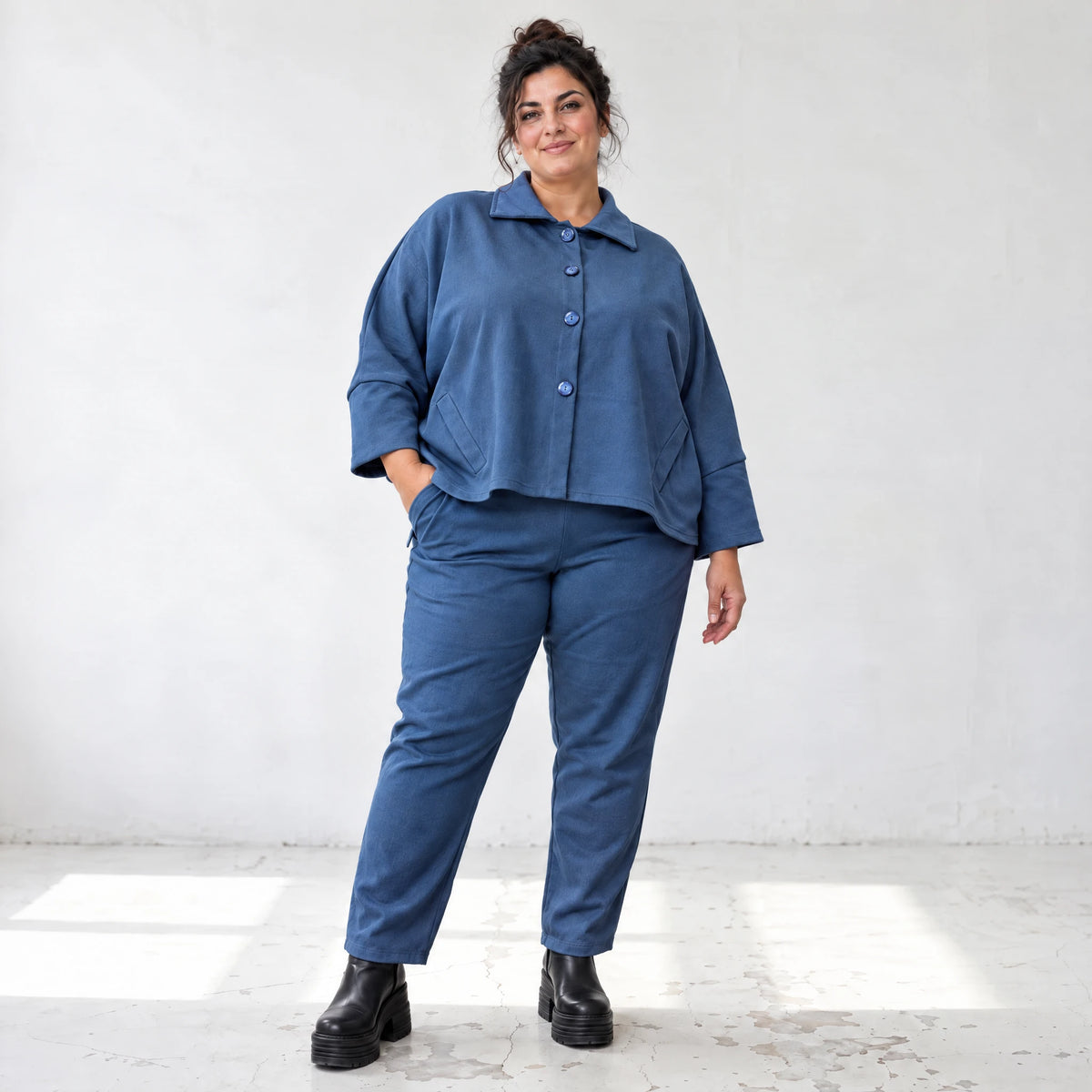 Karottenhose aus jeansblauem Stretchdenim mit Dehnbund in weicher Baumwollqualität