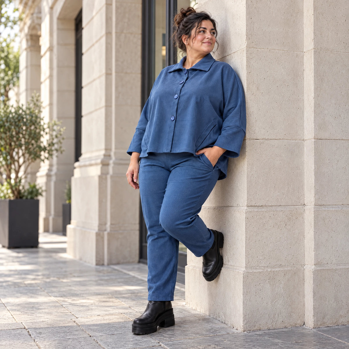 Karottenhose aus jeansblauem Stretchdenim mit Dehnbund in weicher Baumwollqualität