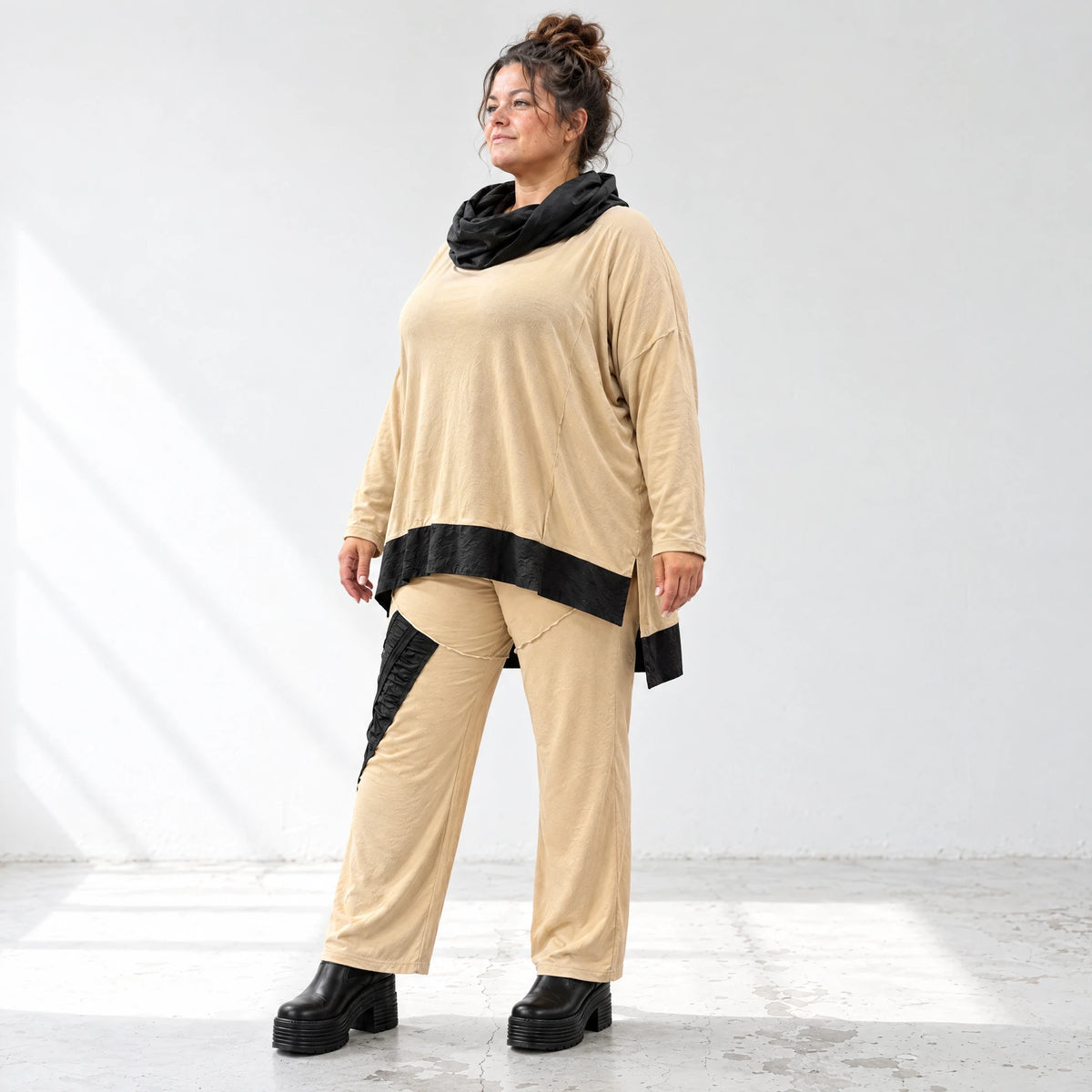 Jerseyhose mit geradem Bein und Dehnbund mit Taftdetails und dekorativer Overlocknaht
