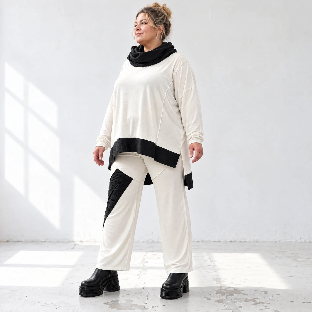 Creme Jerseyhose gerade mit Stretchkomfort Elastikbund Taftdetails und Overlocknähten