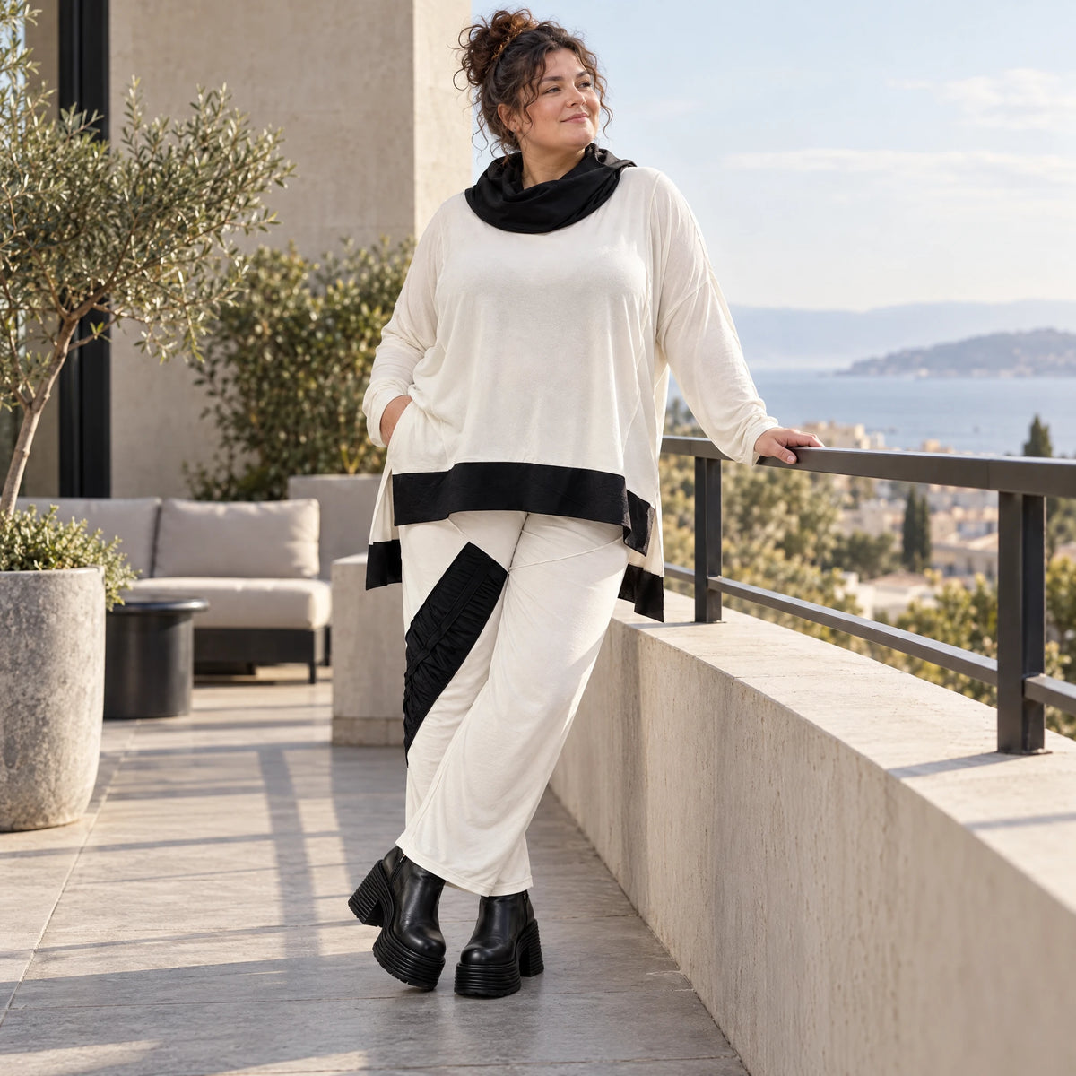 Rollkragenshirt aus fließendem Jersey mit Stretch Vokuhilaform mit seitlichen Schlitzen