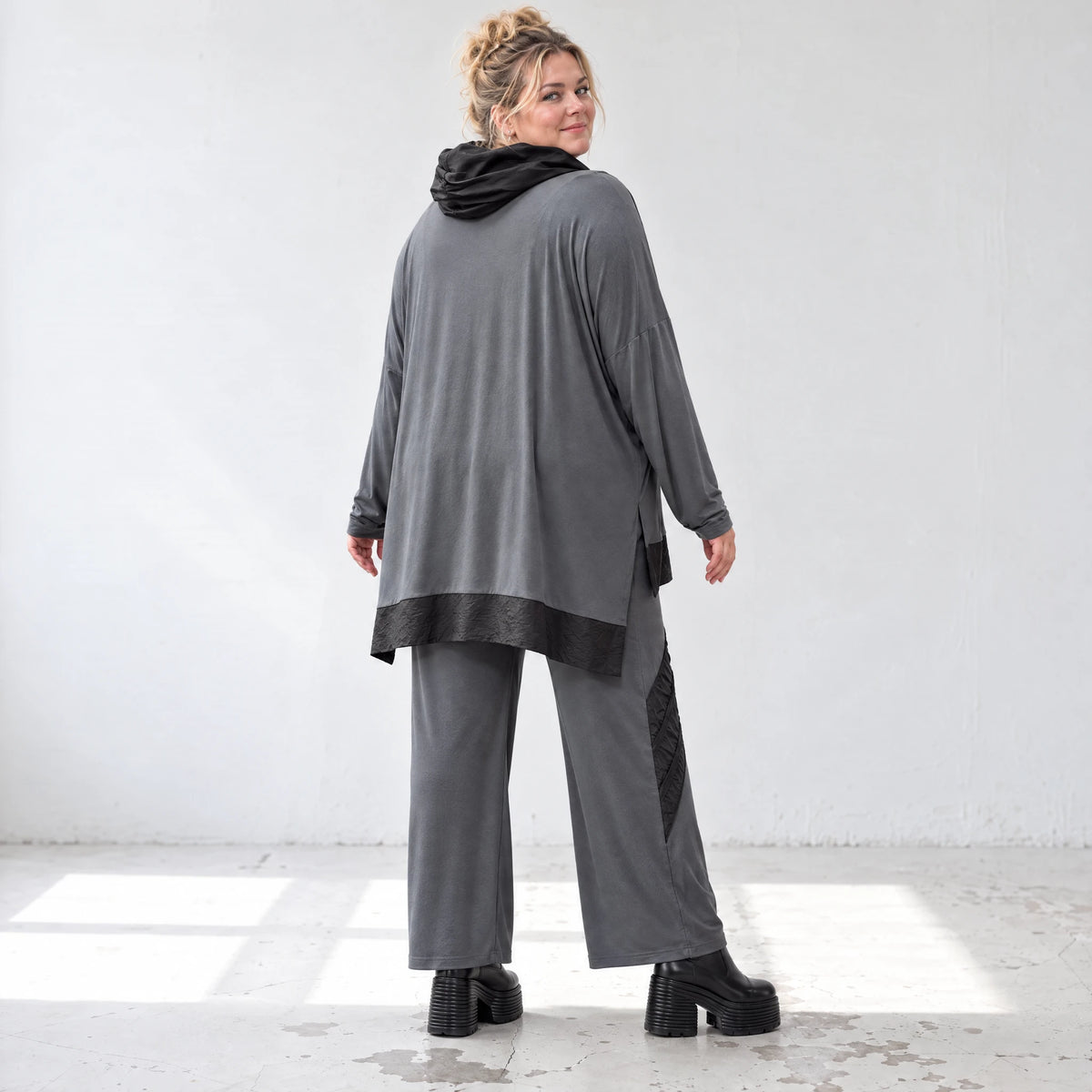 Wintershirt aus weichem Jersey mit Rollkragen Vokuhila Schnitt Taft und Seitenschlitzen