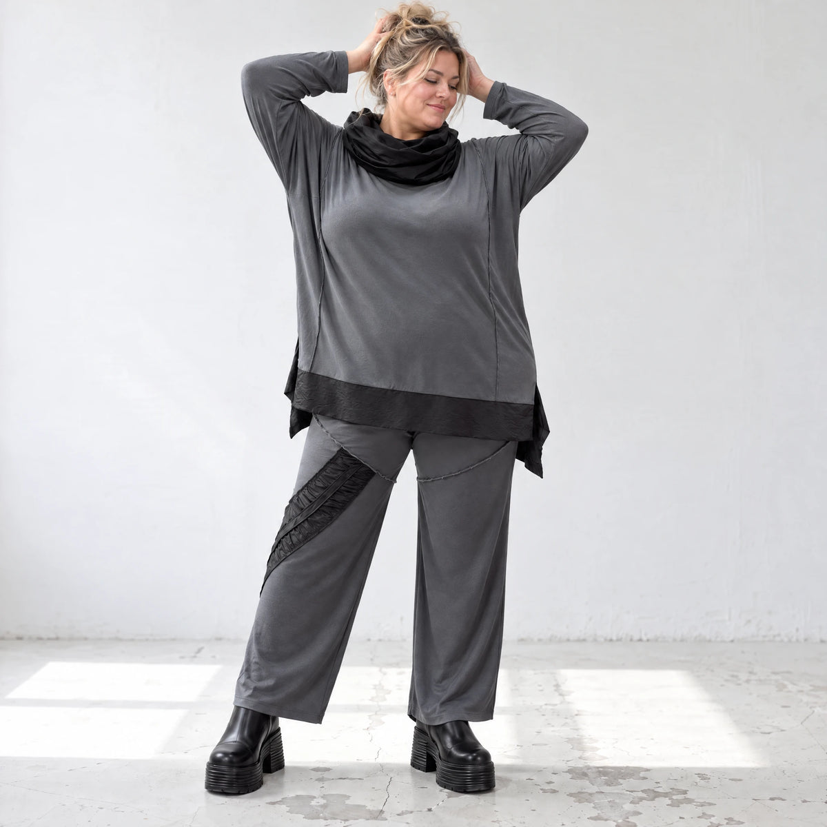 Wintershirt aus weichem Jersey mit Rollkragen Vokuhila Schnitt Taft und Seitenschlitzen