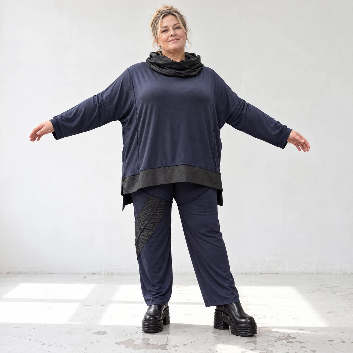 Rollkragenshirt aus Viskosejersey mit Elasthan und Seitenschlitzen hinten länger