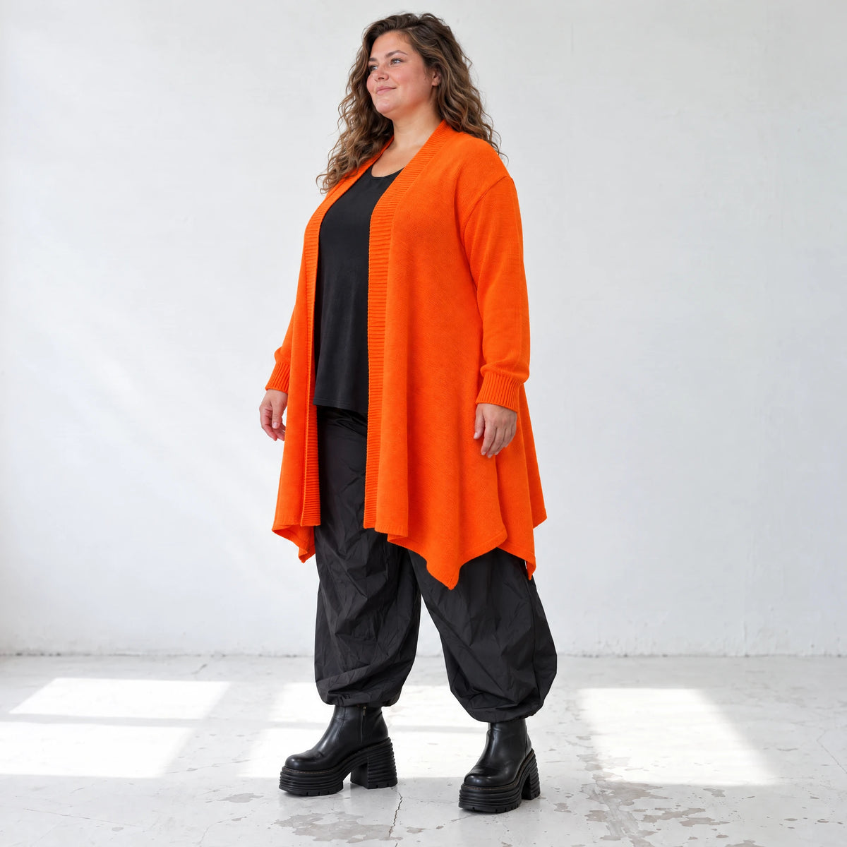 Oranger Baumwollcardigan in A-Linie mit leichter Glockenform aus weichem Feinstrick