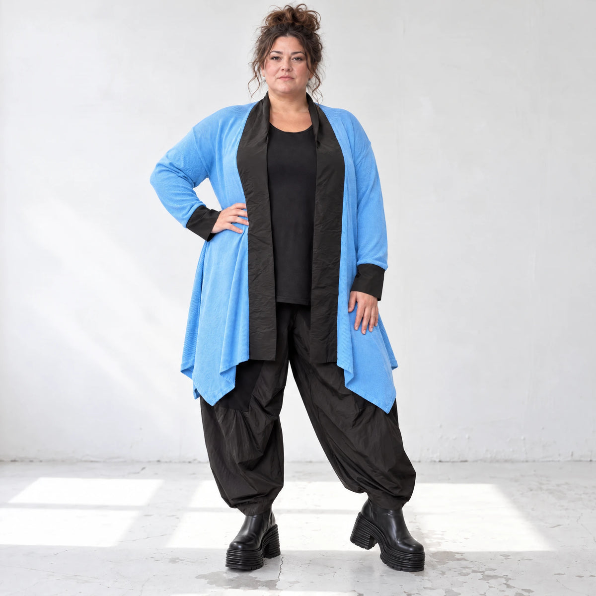 Blauer Baumwollstrick Cardigan in A-Linie mit Memorytaft und leichter Glockenform