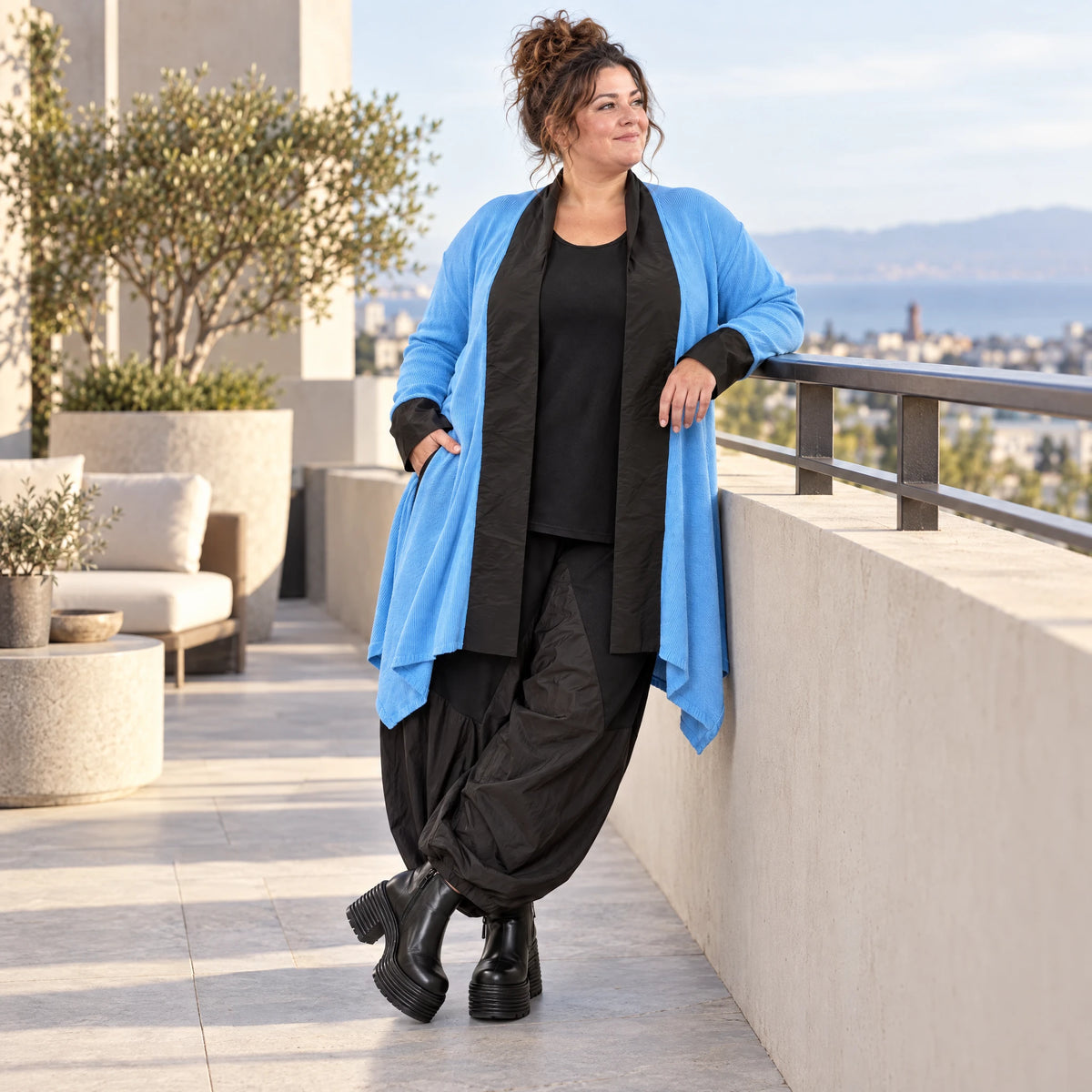 Blauer Baumwollstrick Cardigan in A-Linie mit Memorytaft und leichter Glockenform