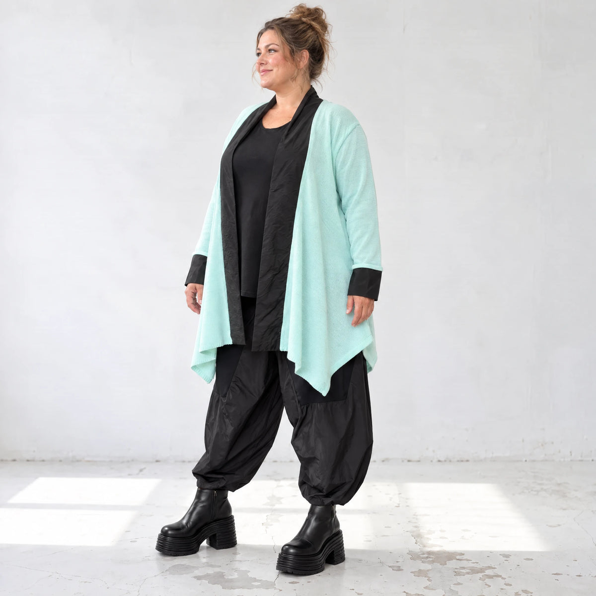 Strickcardigan aus reiner Baumwolle in Glockenform mit Stehkragen und Seitentaschen