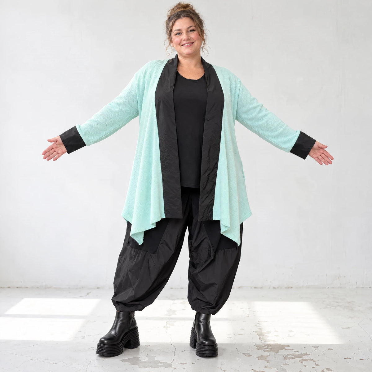 Strickcardigan aus reiner Baumwolle in Glockenform mit Stehkragen und Seitentaschen