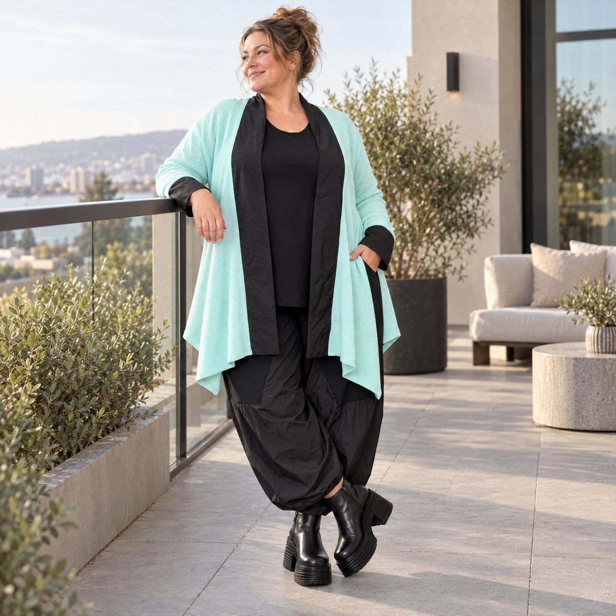 Strickcardigan aus reiner Baumwolle in Glockenform mit Stehkragen und Seitentaschen