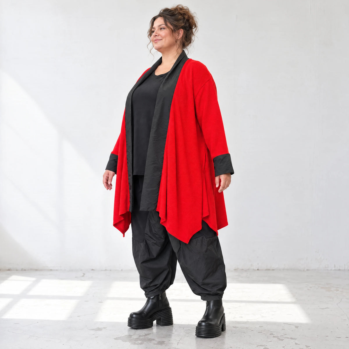 Roter Baumwollcardigan in Glockenform mit Stehkragen ohne Verschluss weich und winterlich