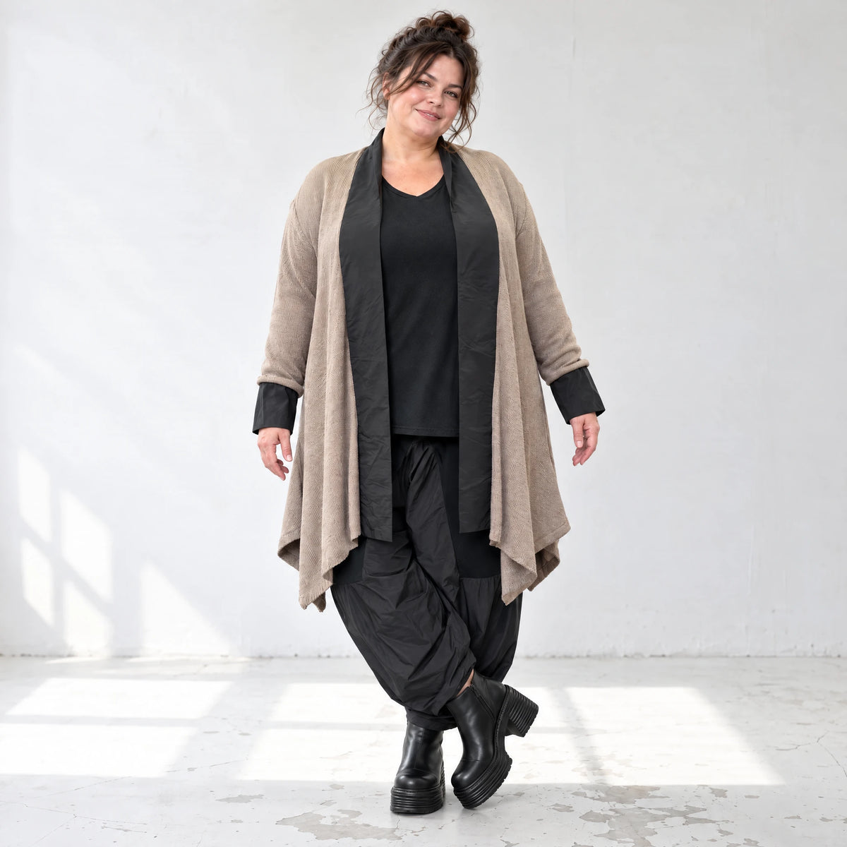 Cardigan aus Baumwolle in Taupe mit Stehkragen A-Linie und Seitentaschen offen leicht