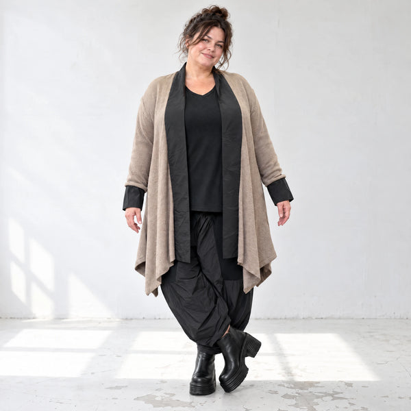 Cardigan aus Baumwolle in Taupe mit Stehkragen A-Linie und Seitentaschen offen leicht
