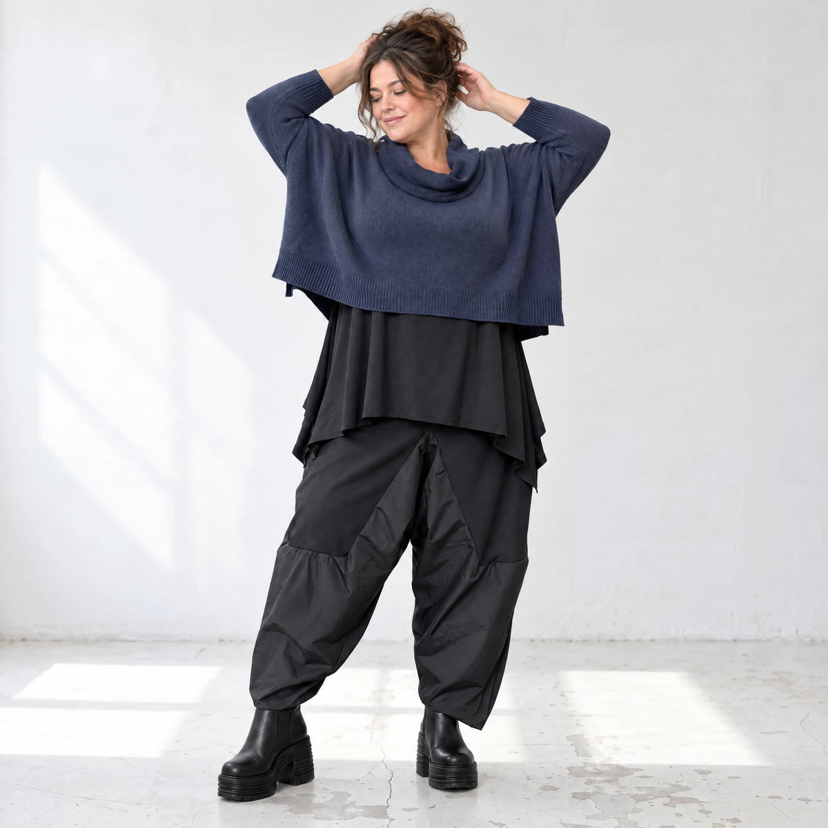 Kuscheliger Stricküberwurf in Marine mit kastigem Schnitt weich warm und vielseitig