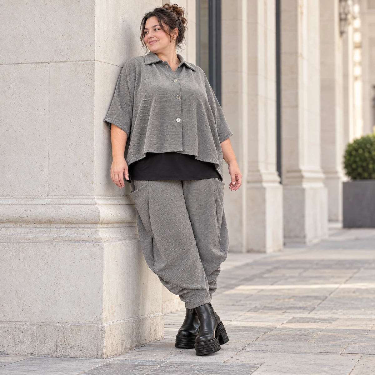 Hemdbluse in Dunkelgrau aus Ribbstoff mit Stretch und Hemdkragen im gerundeten Schnitt