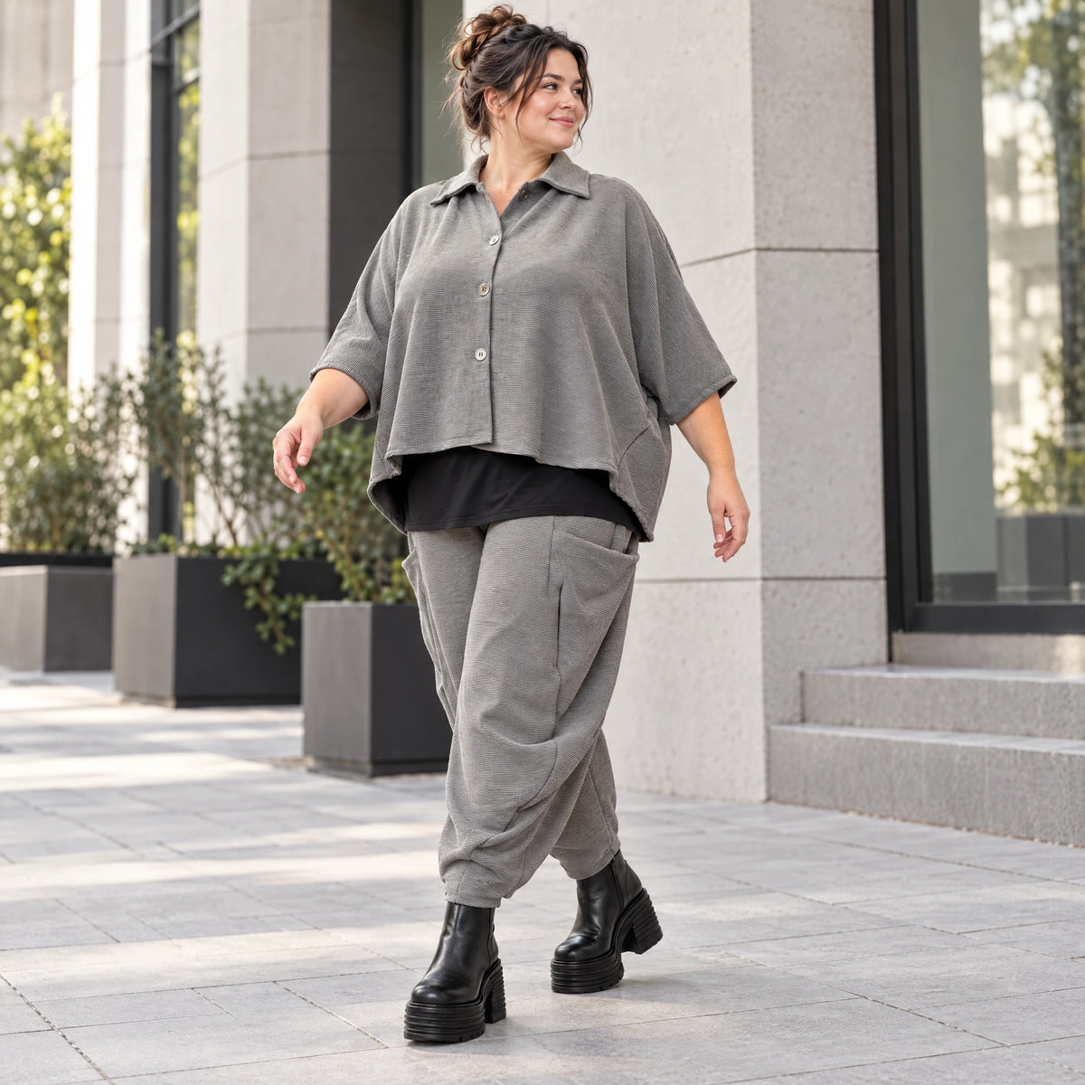 Hemdbluse in Dunkelgrau aus Ribbstoff mit Stretch und Hemdkragen im gerundeten Schnitt