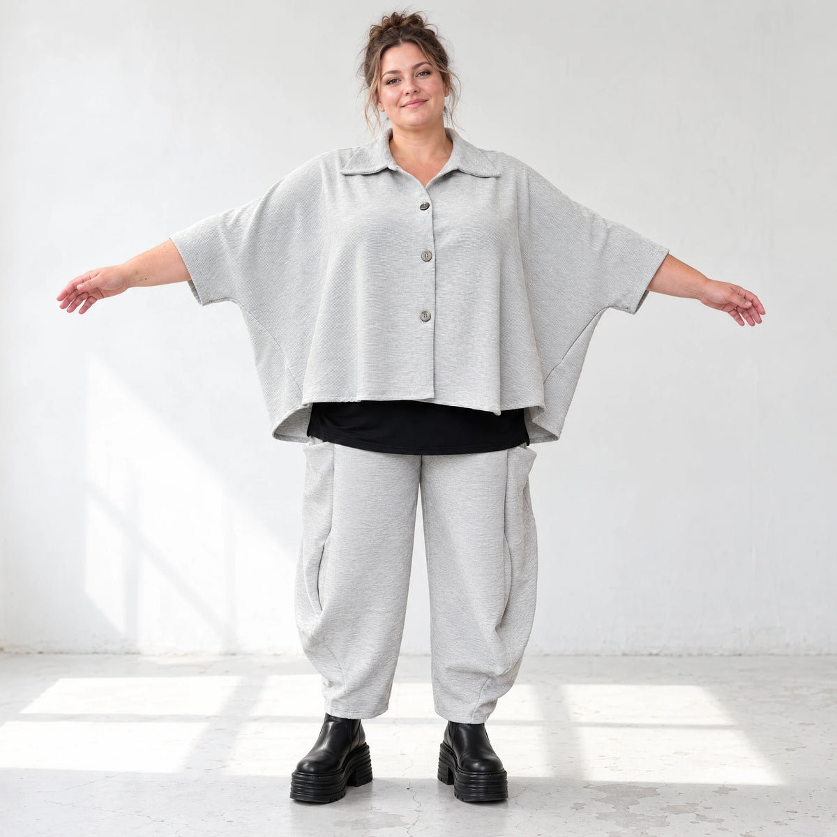 Graue Bluse aus weichem Ribbstoff mit Hemdkragen und gerundetem Saum für kalte Wintertage
