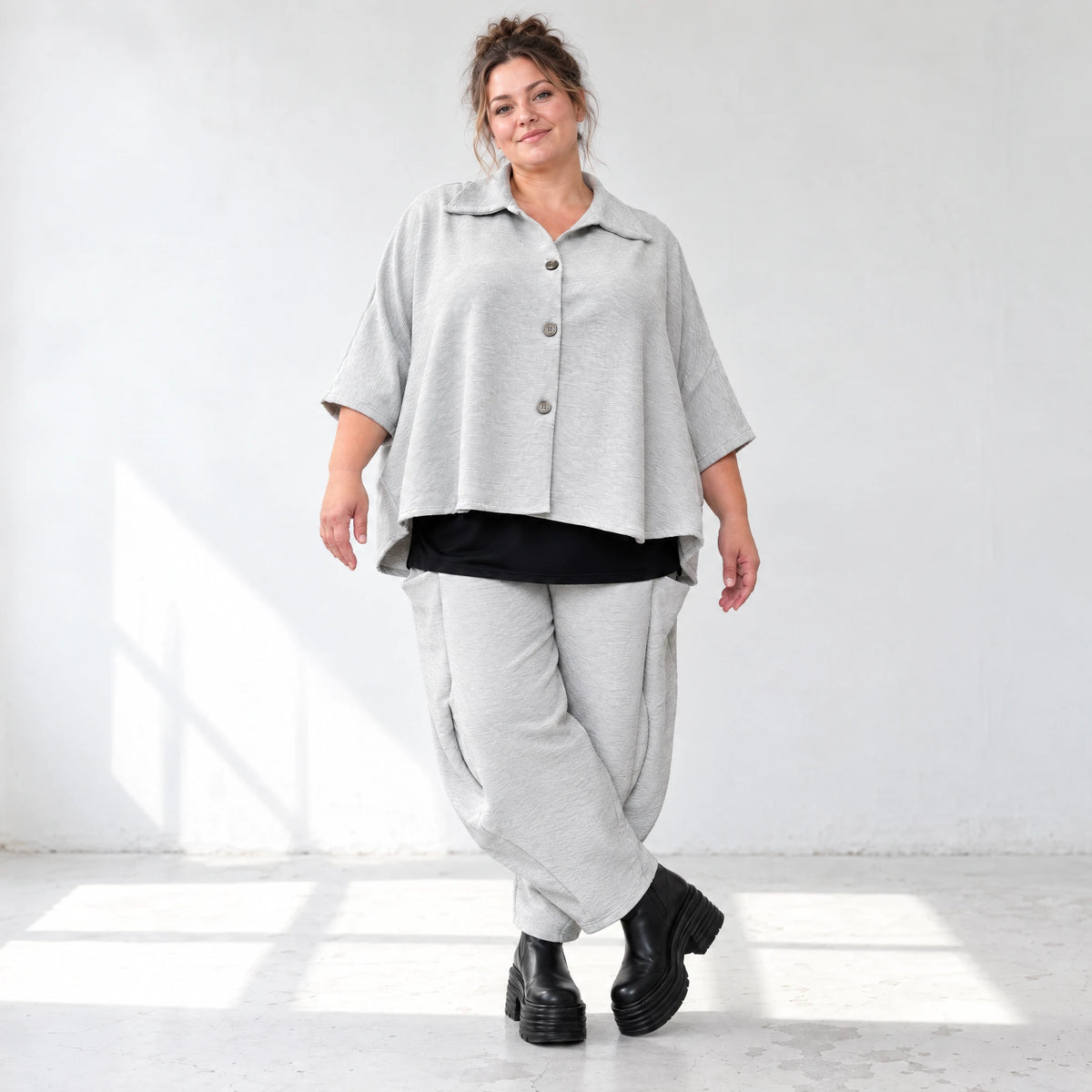 Graue Bluse aus weichem Ribbstoff mit Hemdkragen und gerundetem Saum für kalte Wintertage