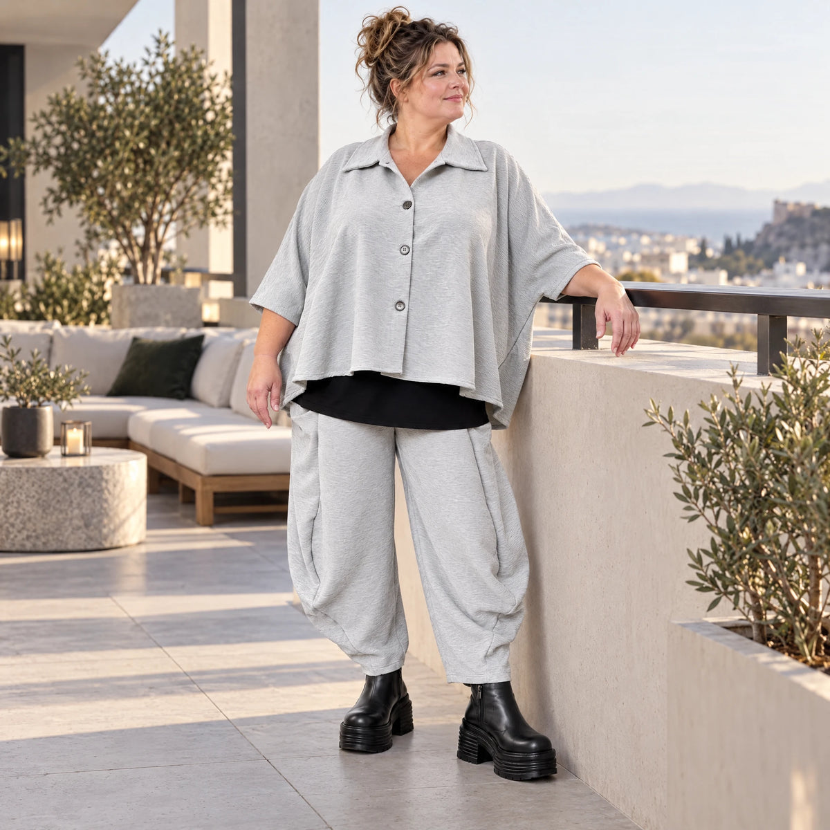 Graue Ballonhose aus weichem Rippmaterial mit elastischem Bund und aufgesetzten Taschen