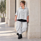 Graue Ballonhose aus weichem Rippmaterial mit elastischem Bund und aufgesetzten Taschen