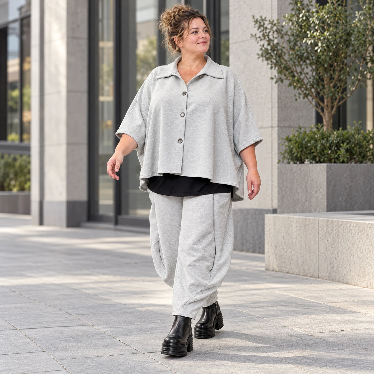 Graue Ballonhose aus weichem Rippmaterial mit elastischem Bund und aufgesetzten Taschen