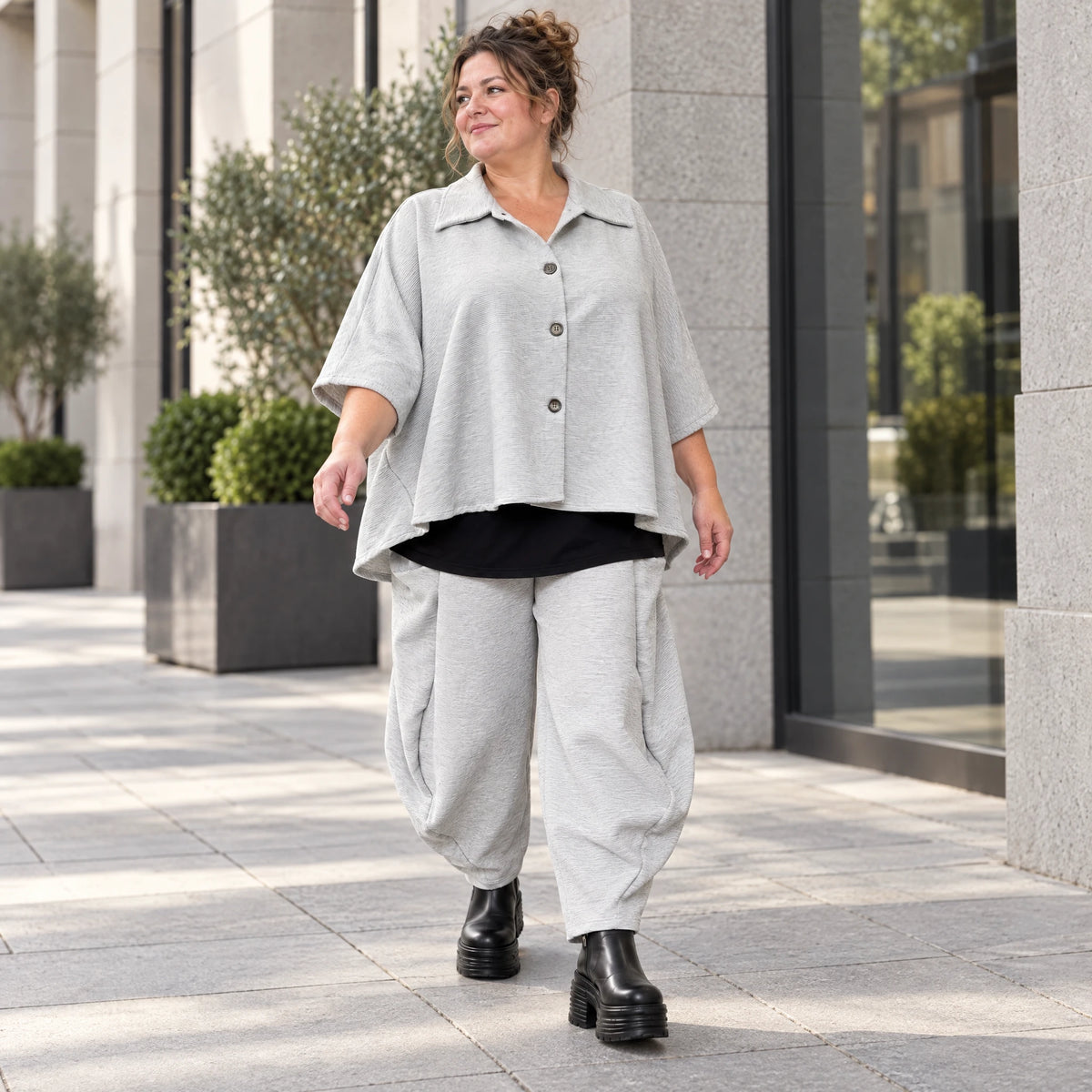 Graue Ballonhose aus weichem Rippmaterial mit elastischem Bund und aufgesetzten Taschen