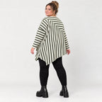 Langarmshirt in Creme/Dunkelgrün mit asymmetrischem Zipfelsaum aus weichem Stretchjersey