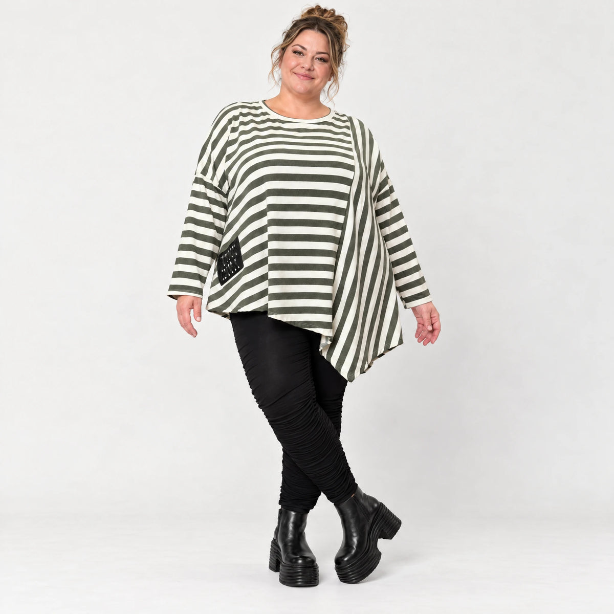 Langarmshirt in Creme/Dunkelgrün mit asymmetrischem Zipfelsaum aus weichem Stretchjersey