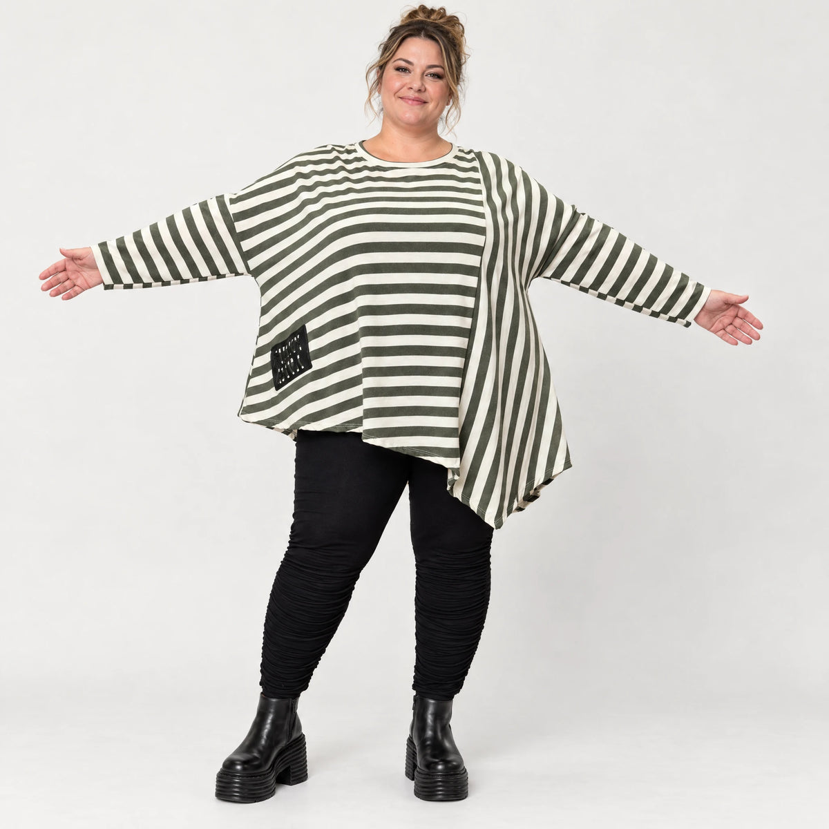 Langarmshirt in Creme/Dunkelgrün mit asymmetrischem Zipfelsaum aus weichem Stretchjersey