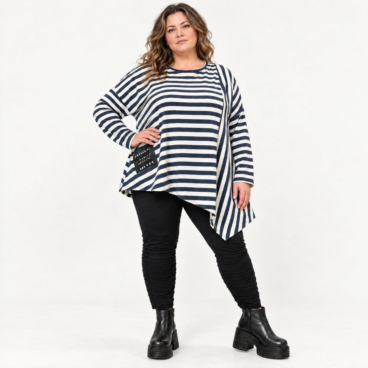 Asymmetrisches Langarmshirt in Creme/Dunkelblau mit Zipfelsaum aus weichem Stretchjersey